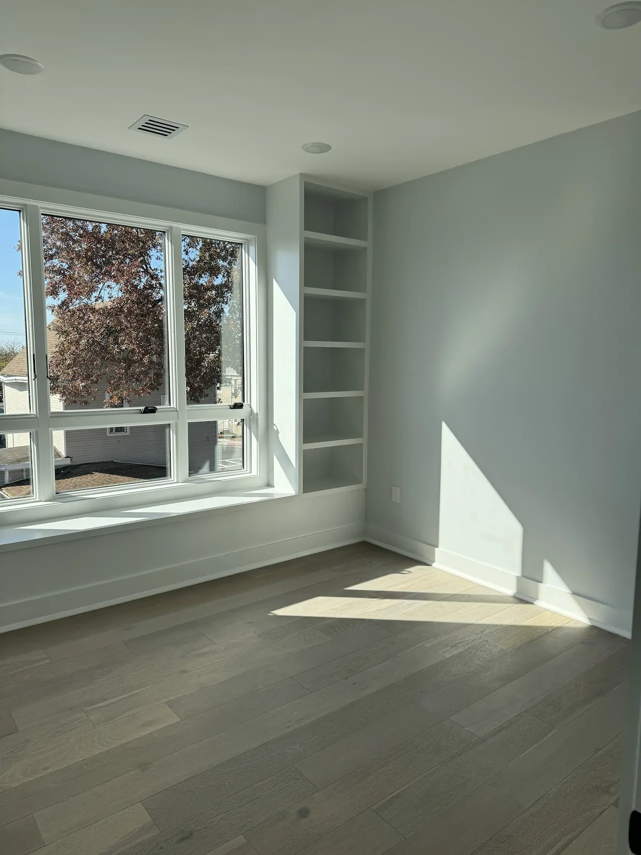Matte accent wall with uniform coverage and clean edges — Brooklyn interior